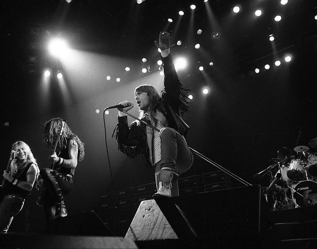 Iron Maiden sørger for stemning under konserten i Drammenshallen.08.11.1990